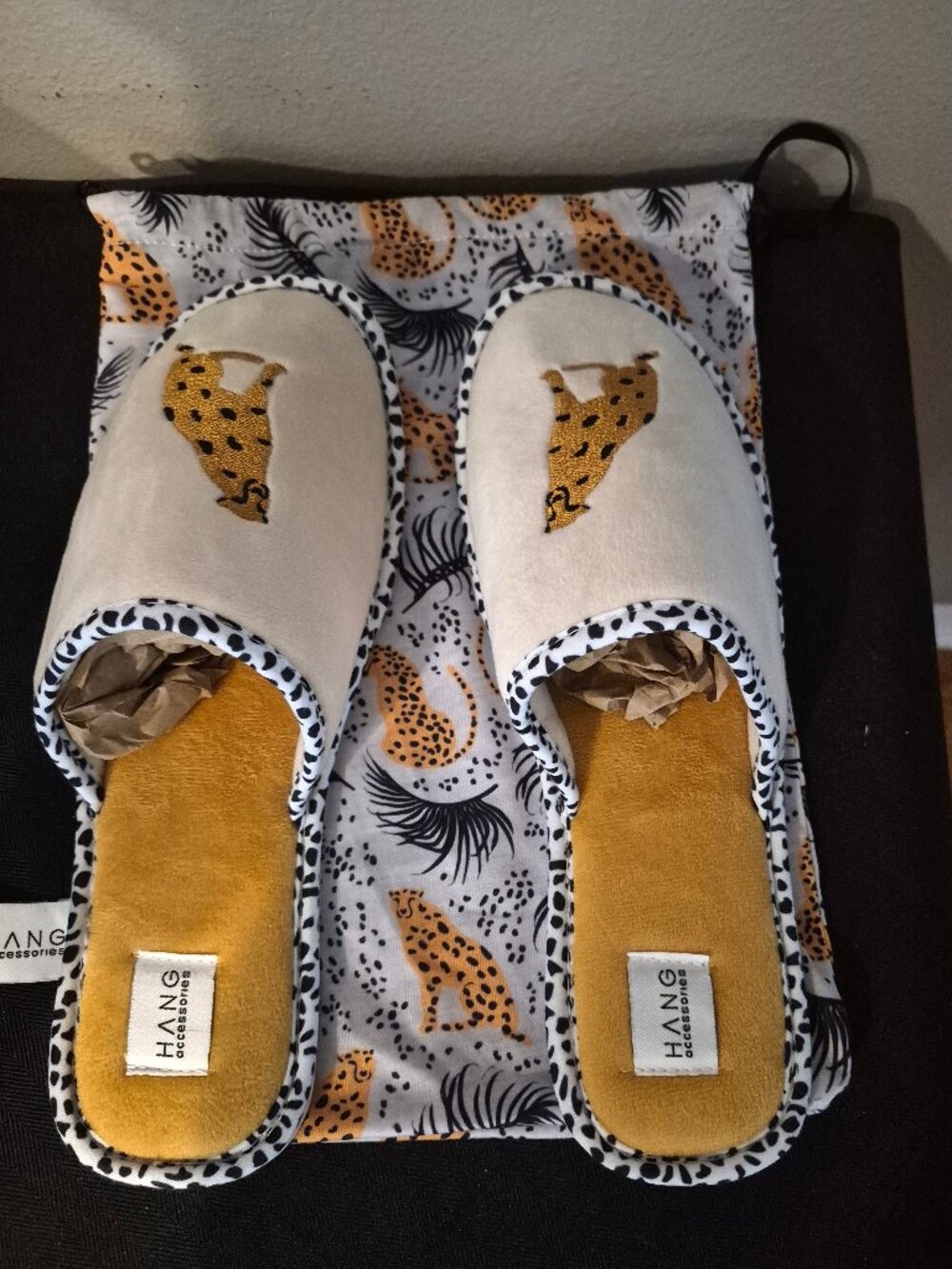 Hang Accessories Leopard Slippers Size 10/11 NWOT